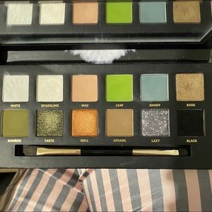 Perfect Diary x Discovery panda eyeshadow palette